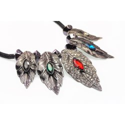 Smykke med Blade Og Sten