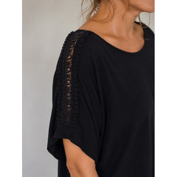 Bluse Med Blondedetalje